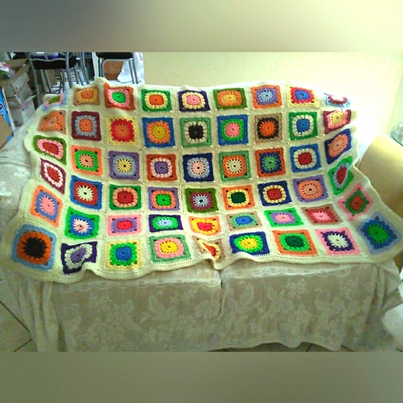 VINTAGE 1970s Multicolored Crochet FLORAL Afghan MAGNIFICENT WORKXX COND.